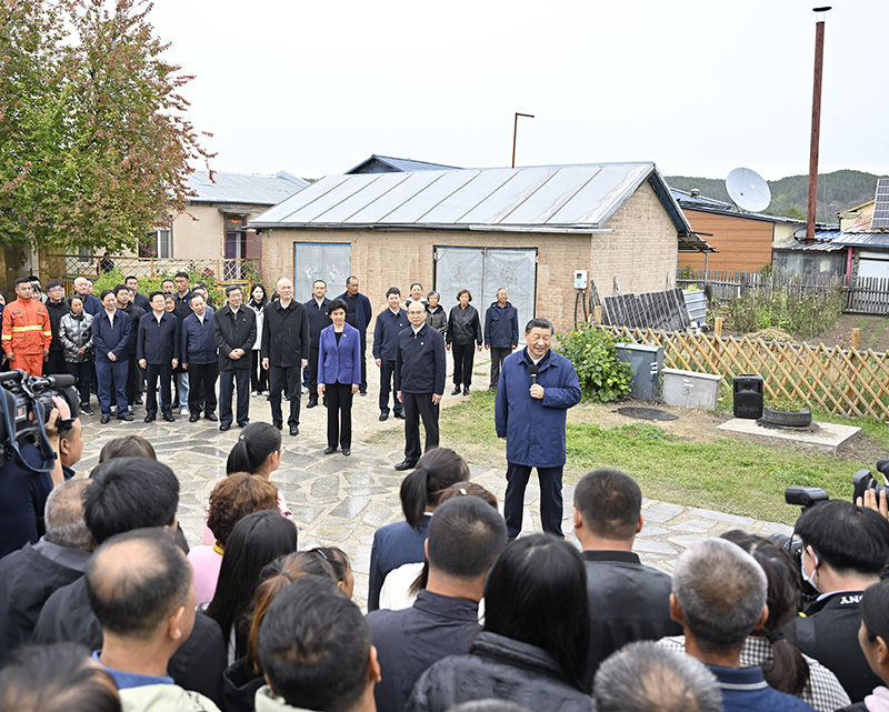 9月6日至8日，中共中央總書記、國家主席、中央軍委主席習近平在黑龍江考察。這是6日下午，習近平在大興安嶺地區(qū)漠河市北極村考察時，同當?shù)厝罕娪H切交流。