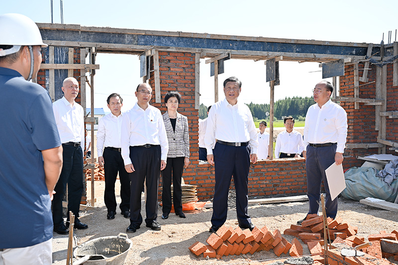 9月6日至8日，中共中央總書記、國家主席、中央軍委主席習近平在黑龍江考察。這是7日上午，習近平在遭受洪澇災(zāi)害的哈爾濱尚志市老街基鄉(xiāng)龍王廟村，察看水毀房屋重建情況。