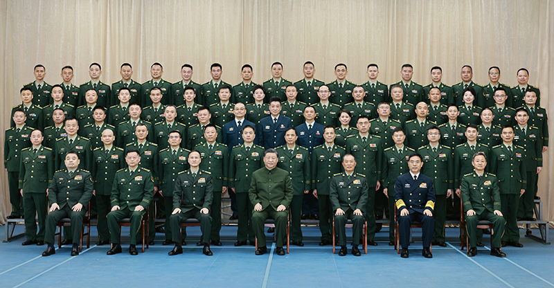 11月29日，中共中央總書記、國家主席、中央軍委主席習(xí)近平到武警海警總隊東海海區(qū)指揮部視察。這是習(xí)近平親切接見東海海區(qū)指揮部有關(guān)同志，同大家合影留念。